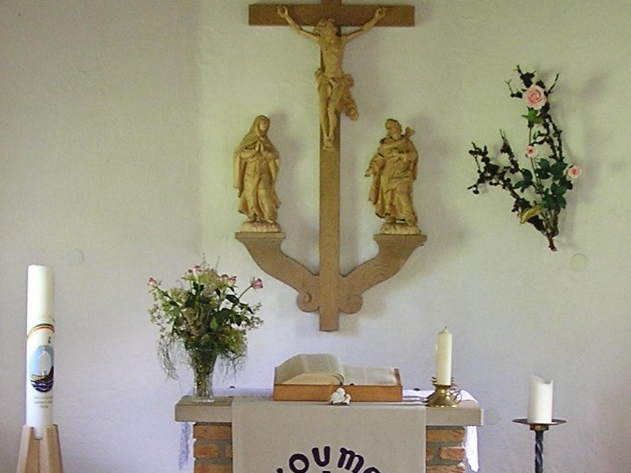 Kreuz und Altar in einer kleinen Kapelle