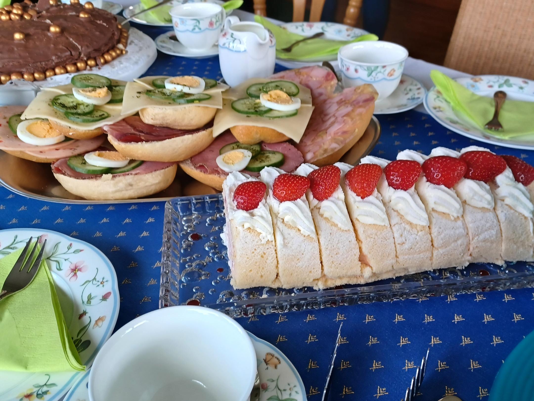 Kaffee und Kuchen auf festlich dekoriertem Tisch