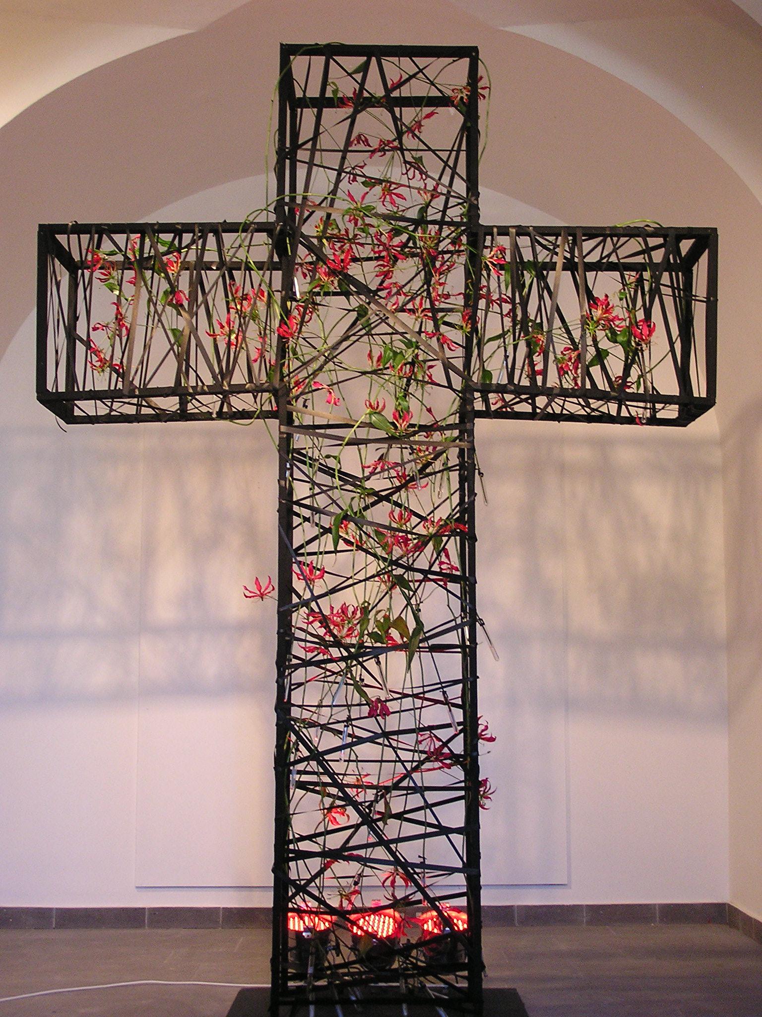 modernes Kreuz mit roten Blumen