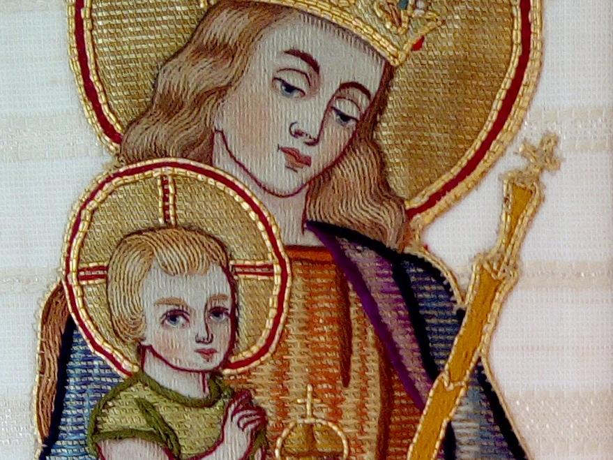 Madonna mit Kind Stickerei auf Kirchengewand