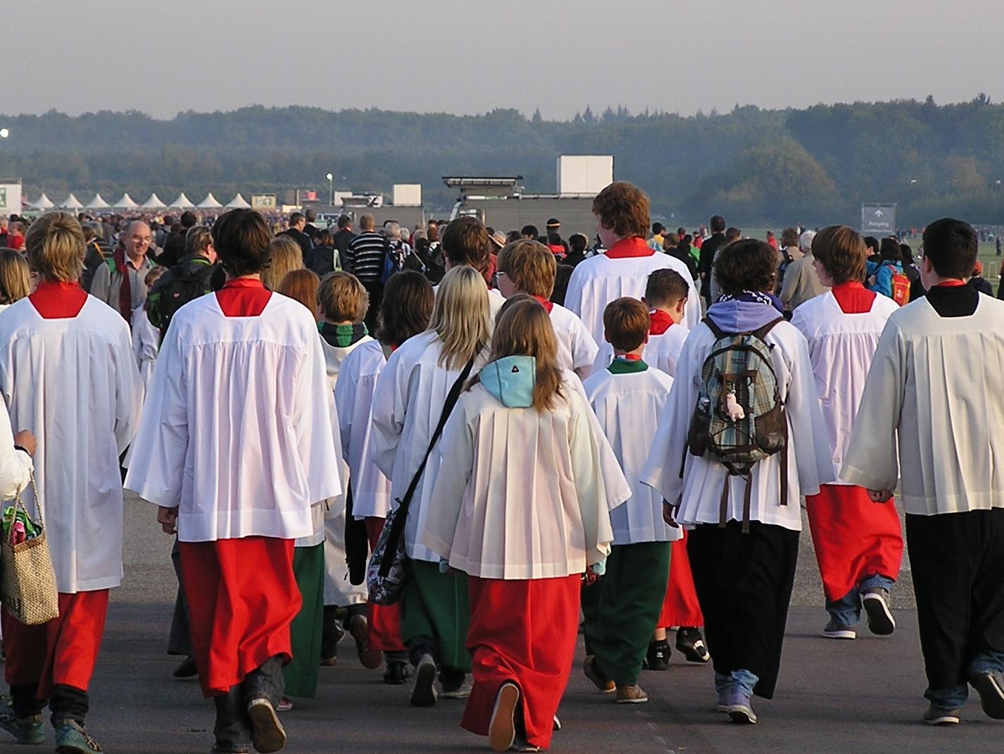 Messdiener auf dem Weg zur Papstmesse in Freiburg 2011