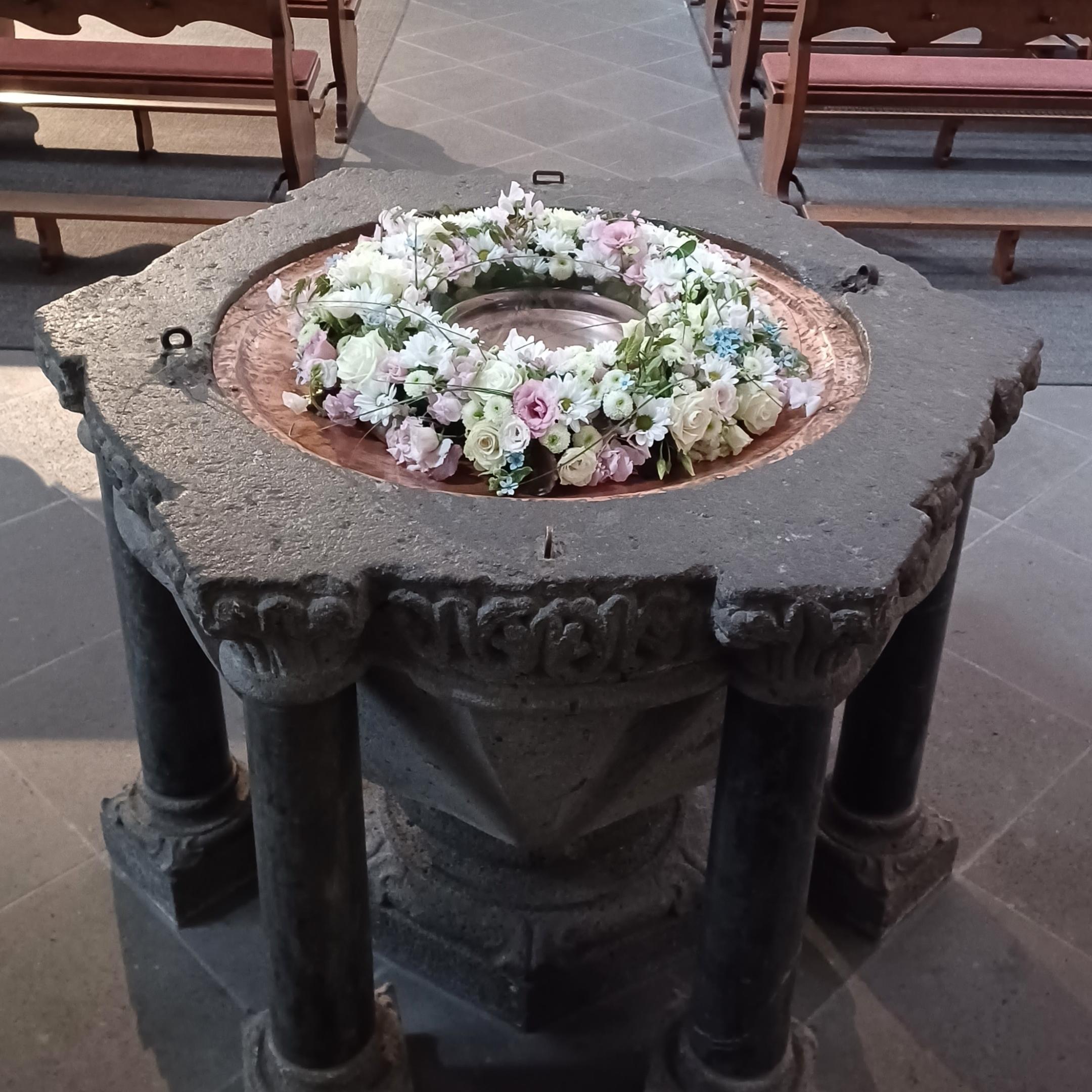 blumengeschmückter Taufbrunnen Abtei Sayn in Bendorf